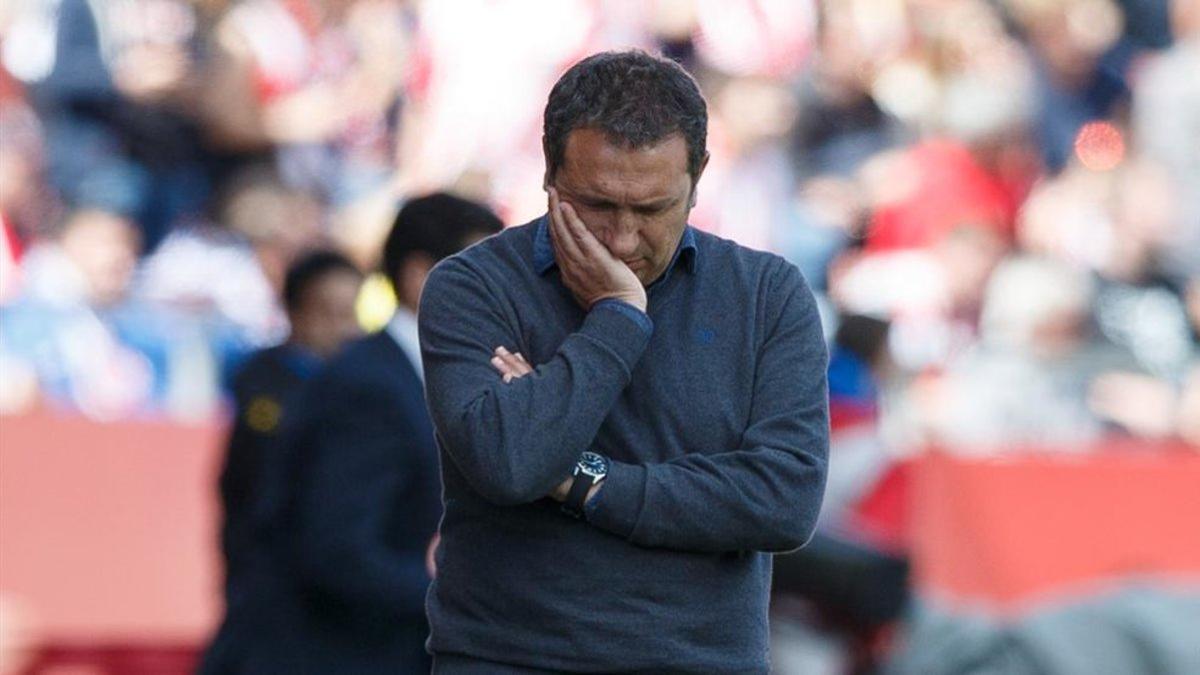 Eusebio Sacristán, entrenador del Girona, la fiel representación de la preocupación.