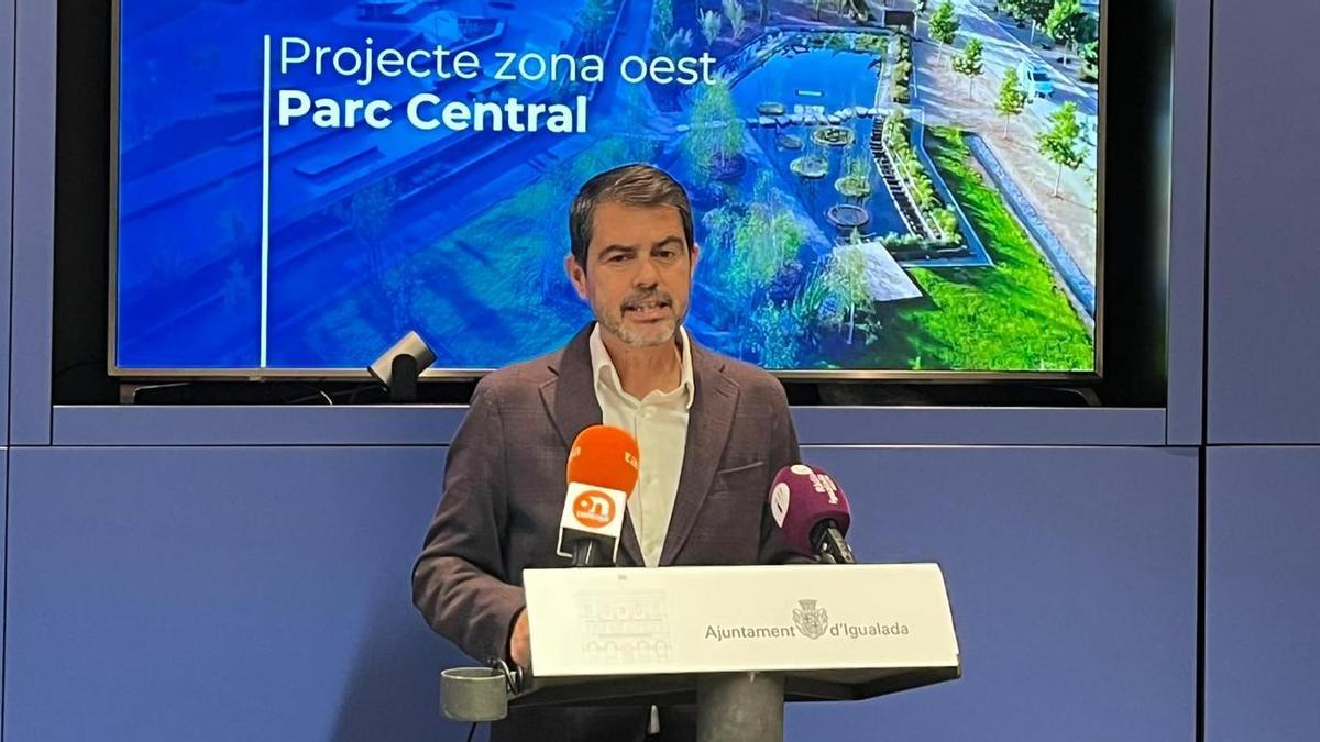 Marc Castells exposant una nova fase d'ampliació del Parc Central