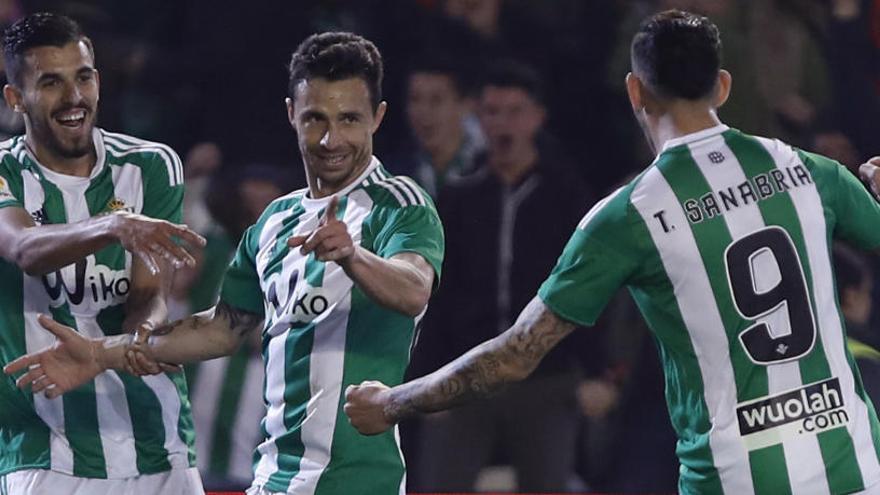 Rubén Castro recibe las felicitaciones de sus compañeros por el gol.