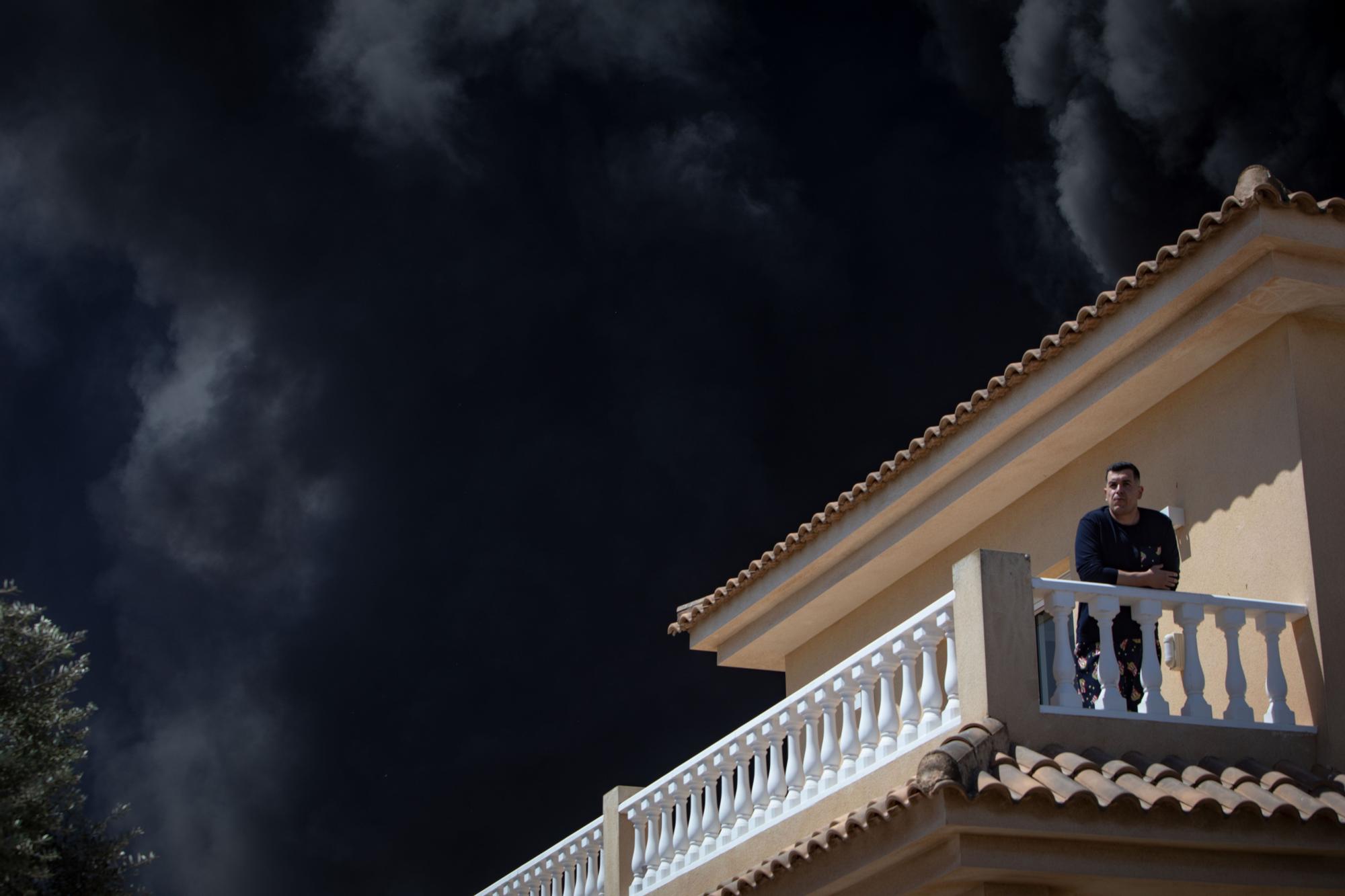 Las impactantes imágenes del incendio en una empresa de frutas de Fuente Álamo