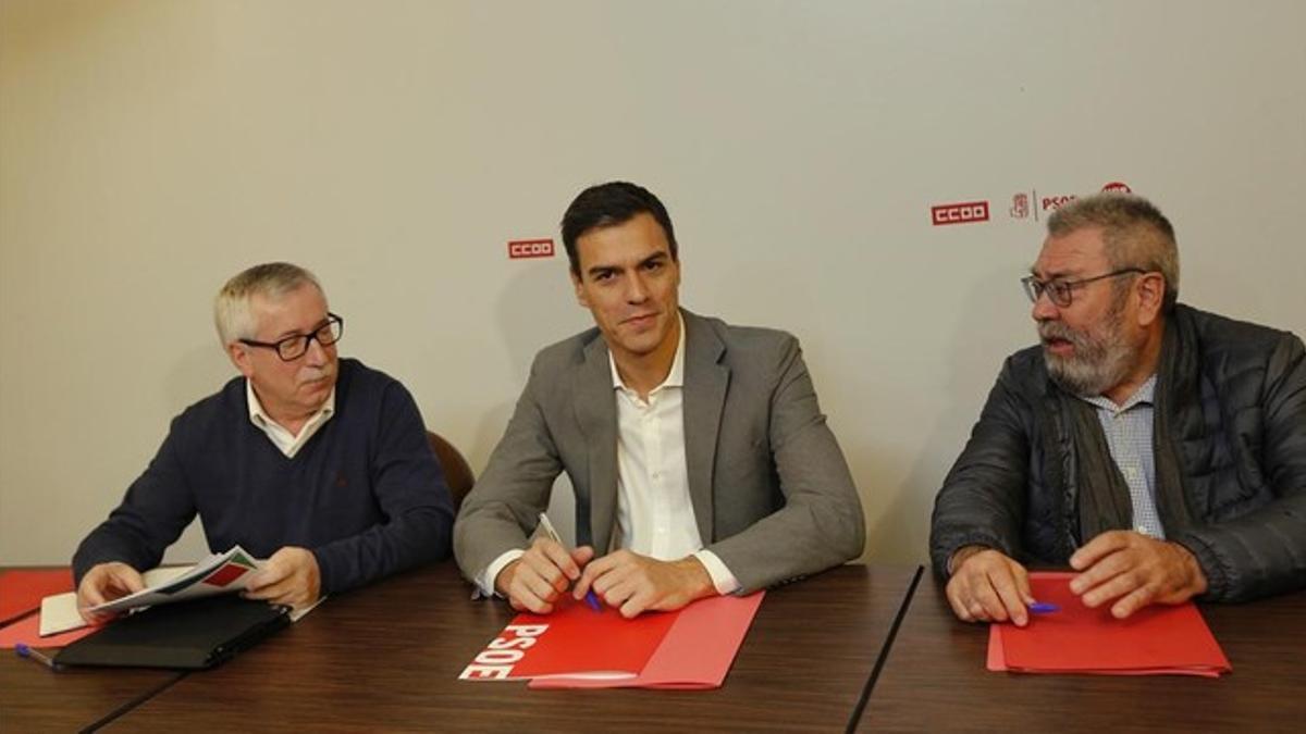 El secretario general del PSOE, Pedro Sánchez, durante la reunión que ha mantenido con los líderes de UGT y CCOO, Cándido Méndez e Ignacio Fernández Toxo.