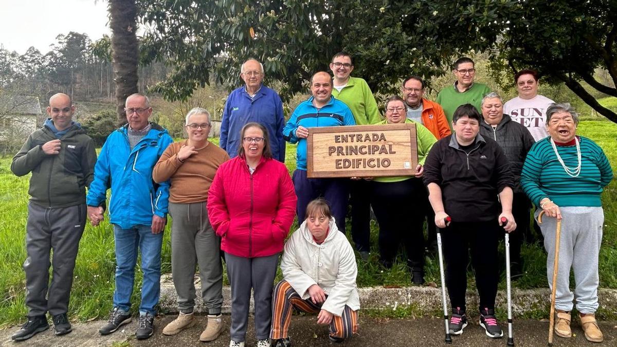Un grupo de usuarios del CAI posando con el primer cartel.