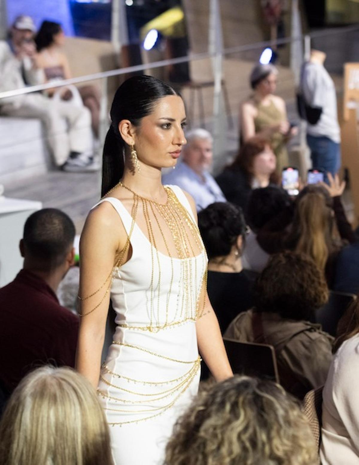 Una modelo de la pasarela muestra complementos artesanales.