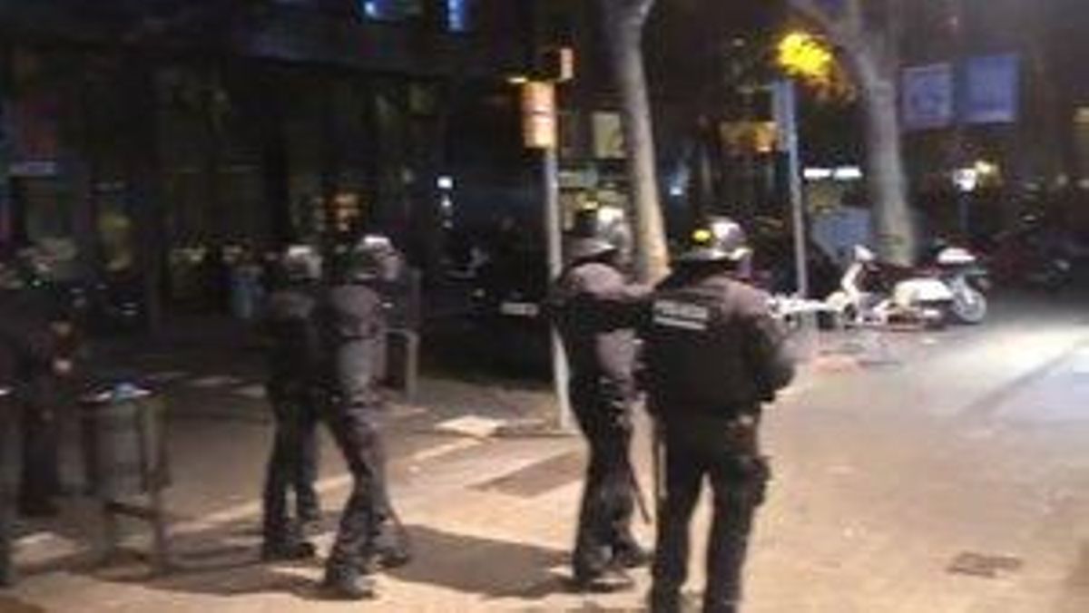 guillem sanchez - grup ultradreta espanyolista llanca objectes contra antidisturbis mossos que impedeixen que arribin a jardinets via elperiodico-1184918479062872068