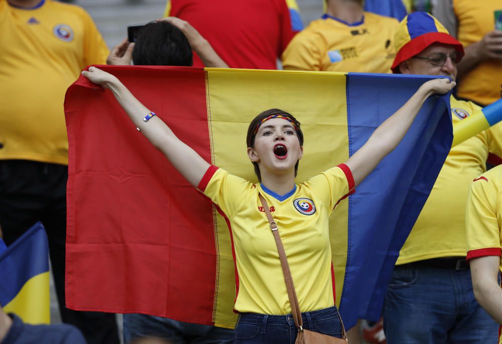 Los seguidores de ambos equipos han puesto colorido al estadio de Saint Denis en el partido inaugural.