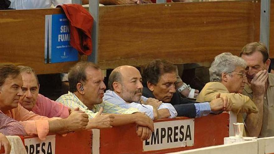 Javier Losada presencia una corrida de toros en el Coliseum en el año 2007. / carlos pardellas