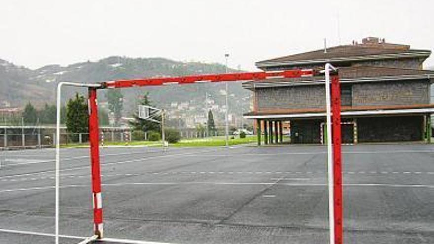 Las canchas deportivas al aire libre del Colegio El Coto de El Entrego.