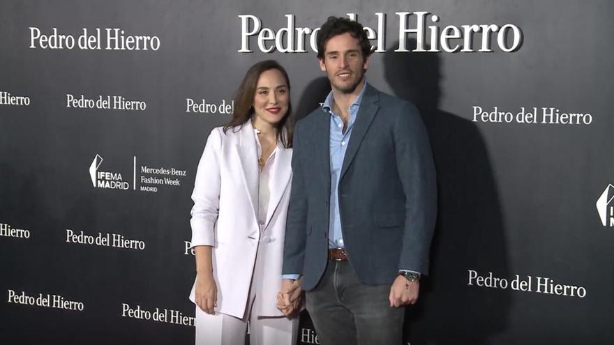 Tamara Falcó posa junto con Íñigo Onieva en la Fashion Week Madrid