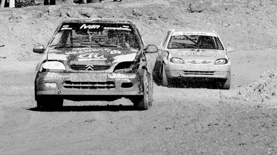 Iván Posado al volante de su Citroën Saxo, en primer plano.