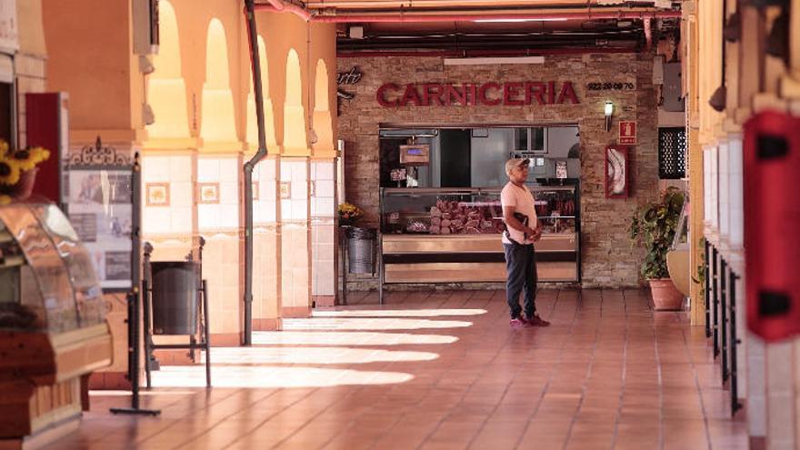 Un cliente en el Mercado de Santa Cruz.