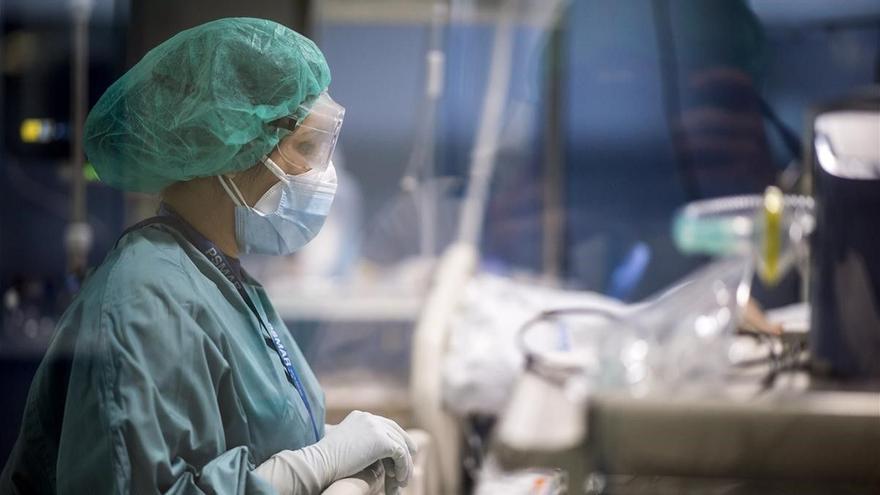 Una sanitaria durante una jornada de trabajo en el hospital.