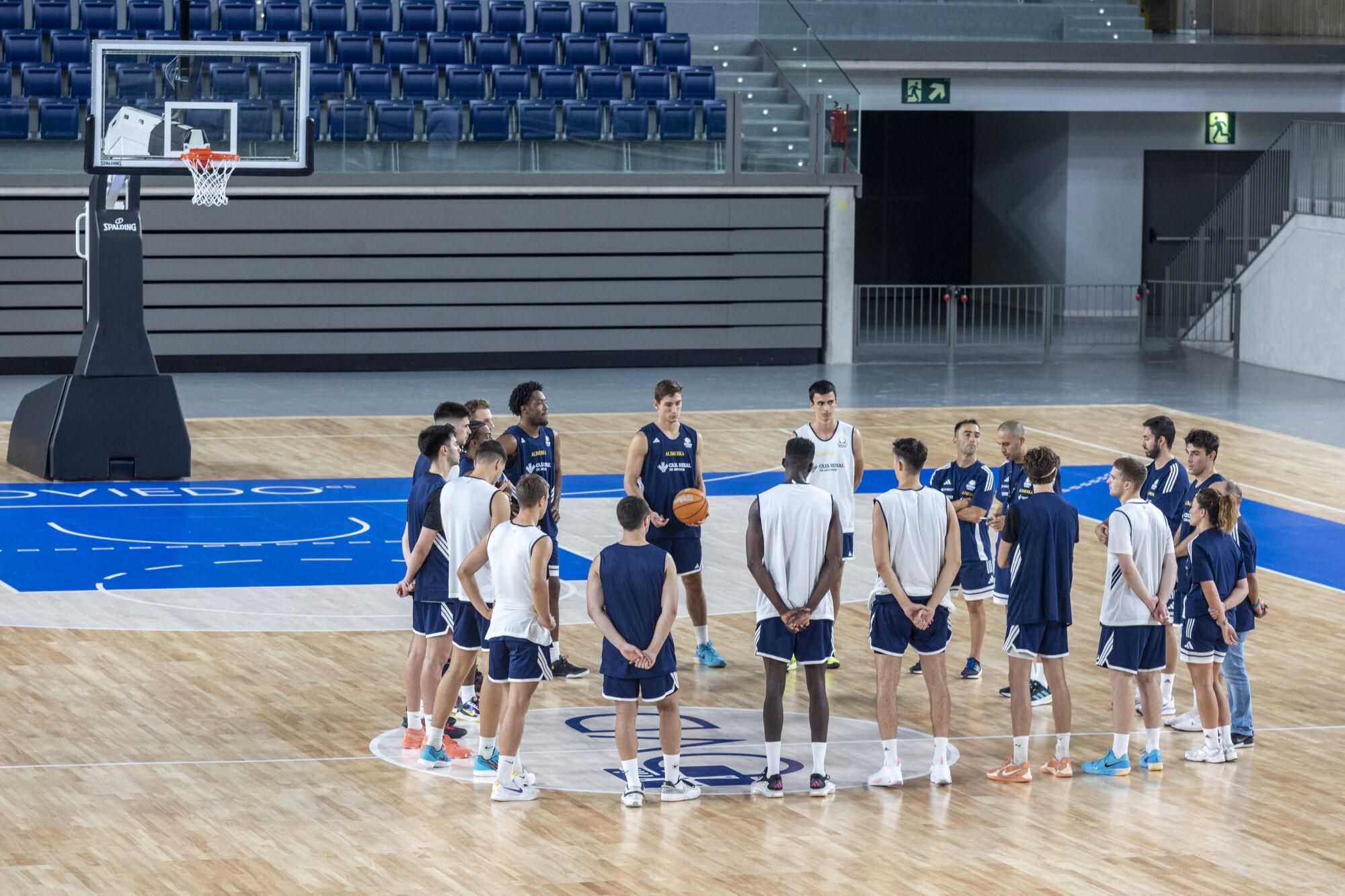 EN IMÁGENES: Así fue el primer entrenamiento del Alimerka Oviedo Baloncesto en "una de las mejores pistas" de Primera FEB