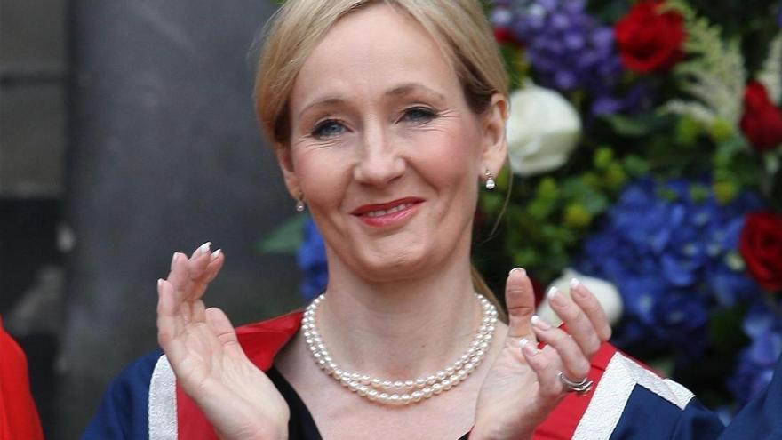 J. K. Rowling defiende su opinión sobre el sexo biológico por haber sufrido violencia machista