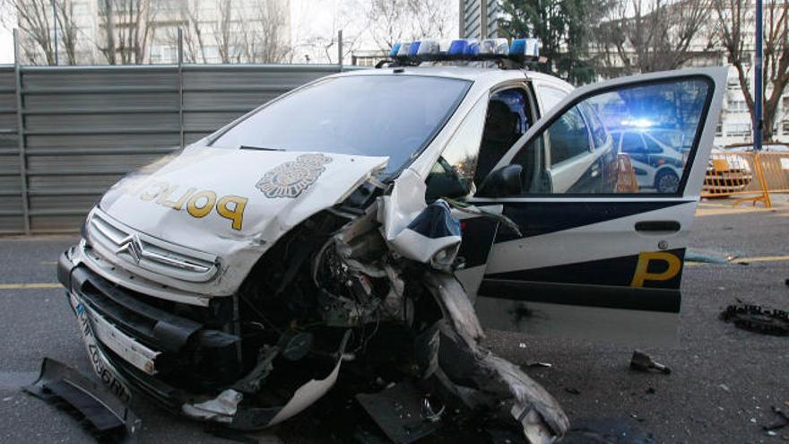 Estado en el que quedó el coche policial embestido en Vigo.  // FDV