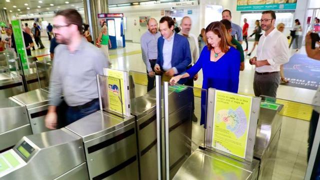 Armengol pasa su tarjeta para acceder al Metro.