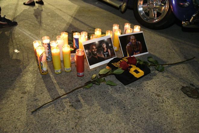Los aficionados crean un memorial en las afueras del Staples Center después de enterarse de la muerte de Kobe Bryant, su hija de 13 años y 7 personas más, incluyendo el piloto, en cerros de Calabasas, California (Estados Unidos).
