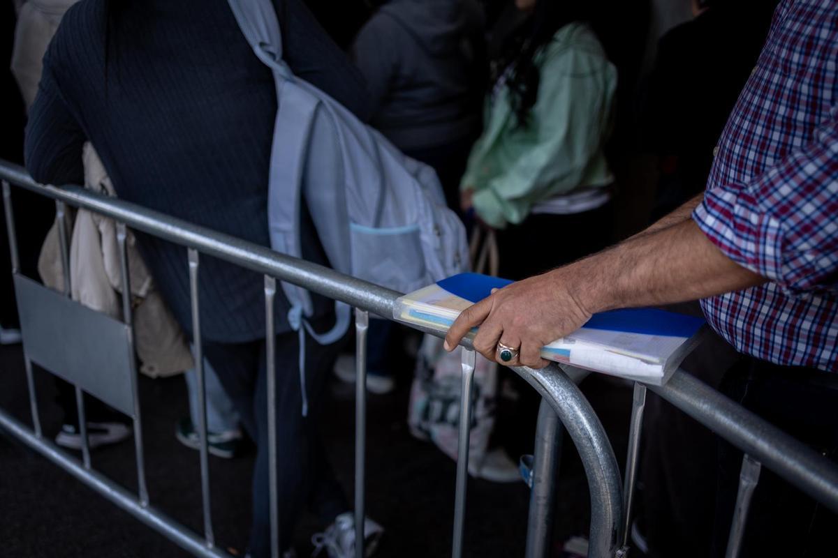 Un migrante aguarda la fila en el Ayuntamiento de Zaragoza, a la espera de conseguir su documentación.
