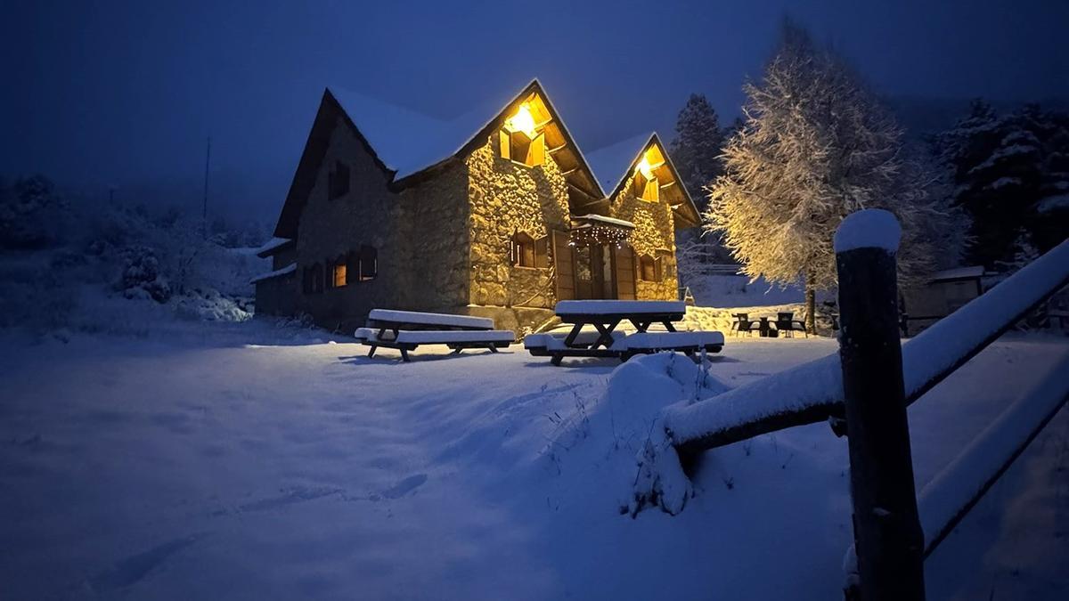 Entre 15-20 centímetres de neu aquest dilluns al matí al xalet-refugi dels Rasos de Peguera