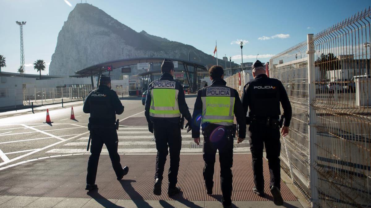 4 de enero de 2011.- Agentes de policía patrullan entre la frontera entre España y Gibraltar en La Línea de la Concepción.