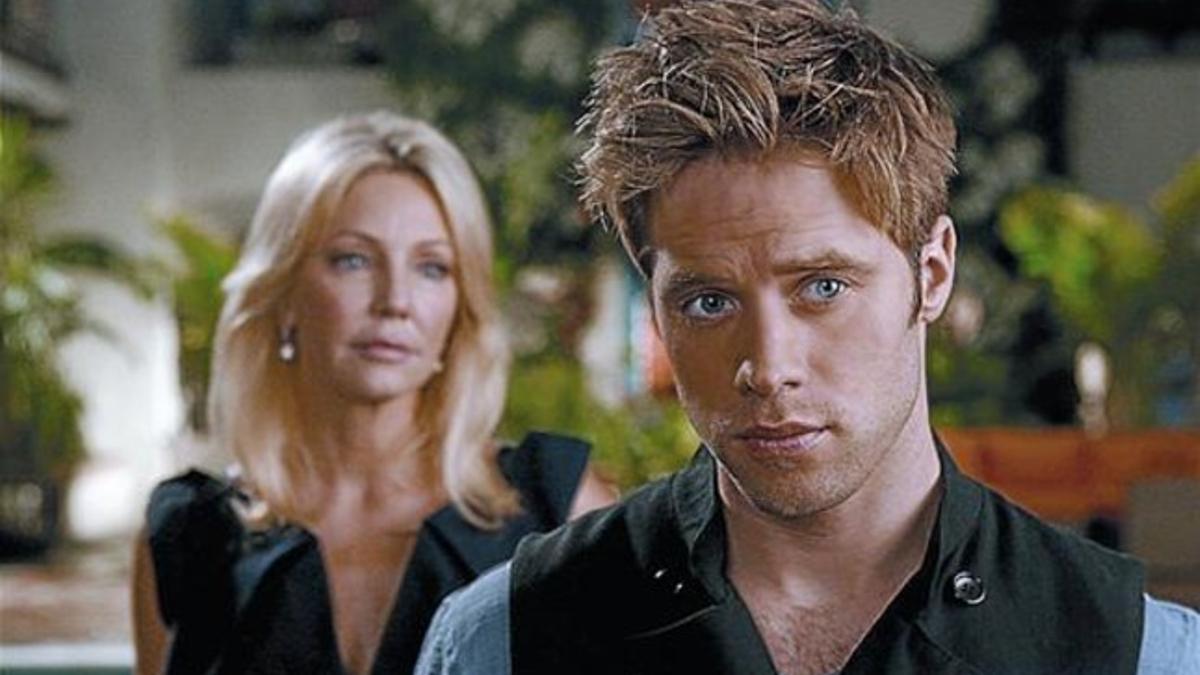 Heather Locklear y Shaun Sipos, en una escena de 'Melrose Place'.