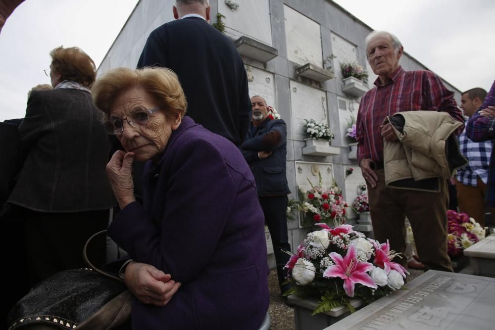 Día de los Difuntos en el cementerio de la Carriona, Avilés