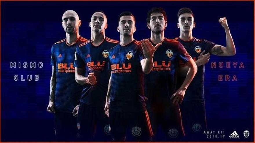 El Valencia estrena la segunda camiseta del centenario