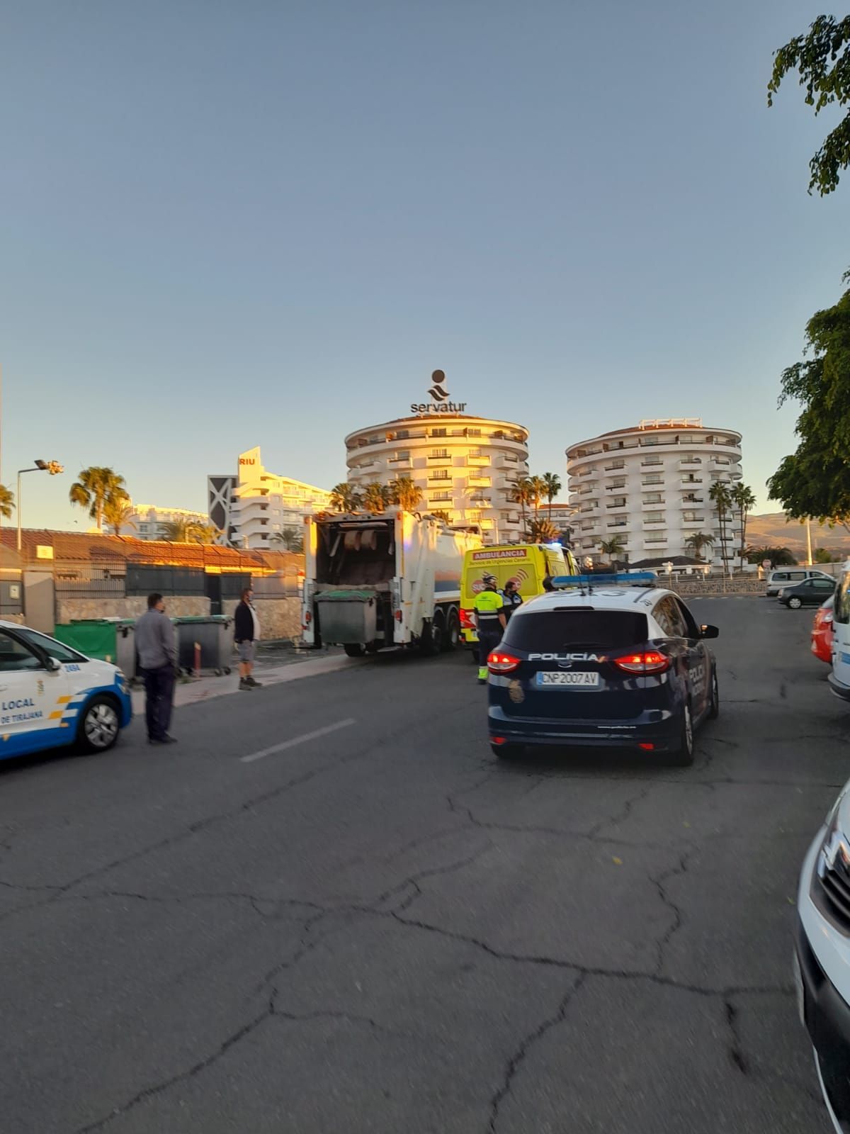 Se esconde en un contenedor y acaba en el camión de la basura