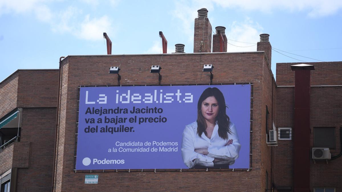 Alejandra Jacinto, candidata de Podemos a la Comunidad de Madrid, se hace llamar &quot;La Idealista&quot; en este cartel en el que promete que bajará el precio del alquiler