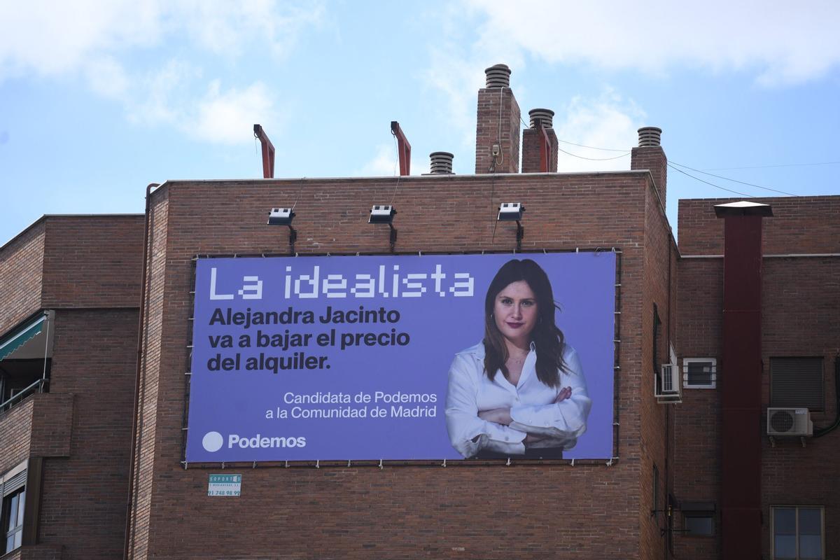 Alejandra Jacinto, en un cartel de la campaña de Podemos en la Comunidad de Madrid.