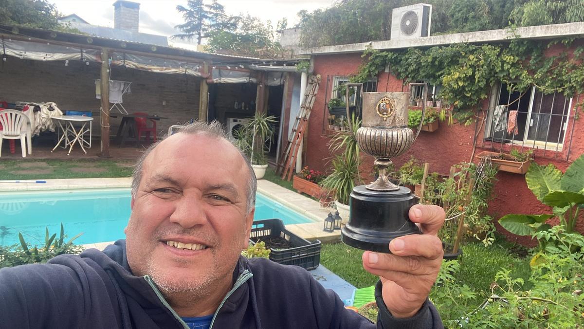 Rubén Sosa posa con la réplica de la Copa del Rey en su domicilio en Montevideo.