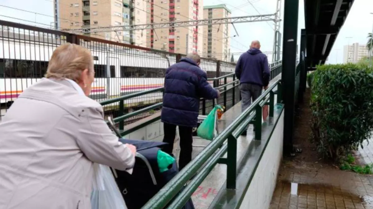 Retrasos y circulación reducida en la R2 por un atropello en Bellvitge