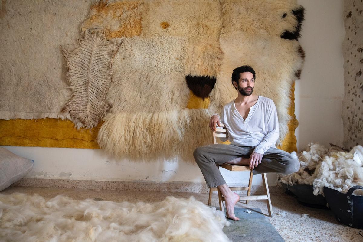 Adrian Pepe  y sus tapices de lana.