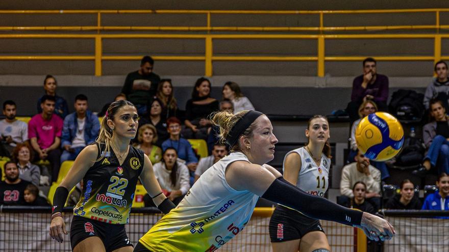 Alli Cudworth recibiendo.  | EL DÍA