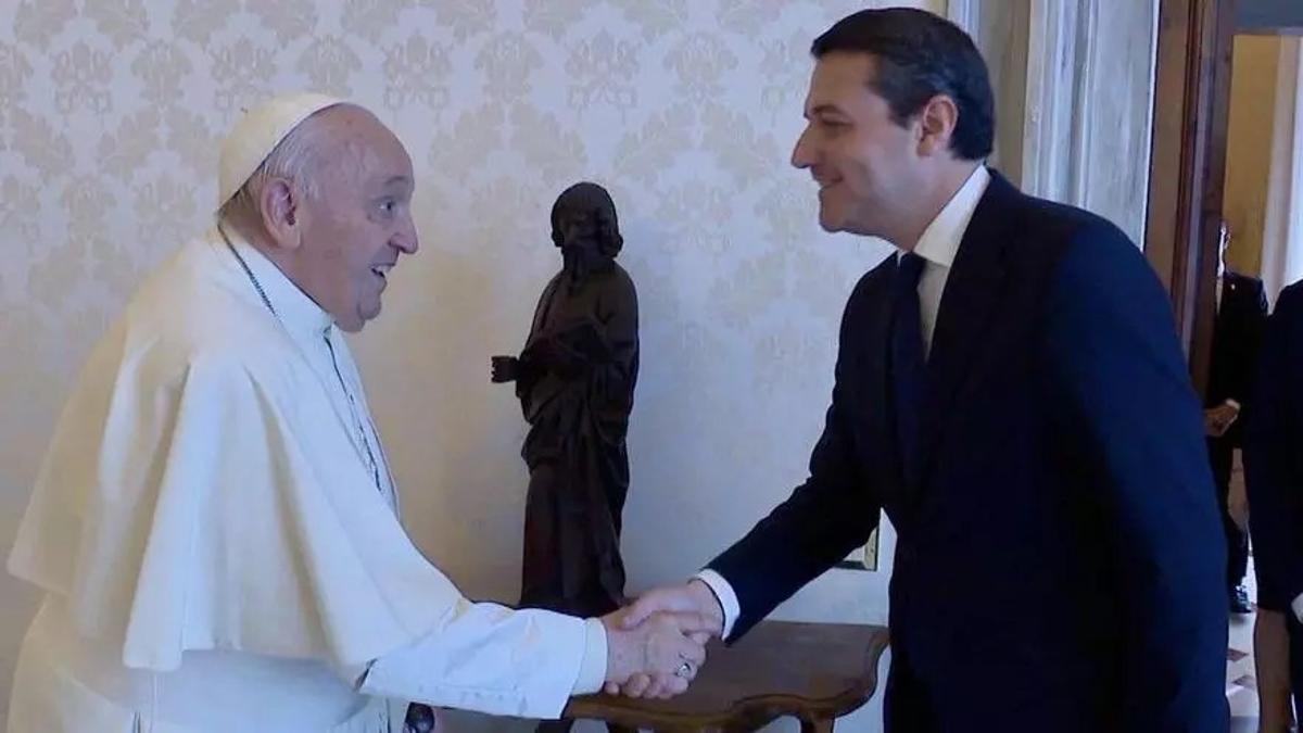 El alcalde de Córdoba, José María Bellido, saluda al Papa Francisco en una visita al Vaticano en 2024.
