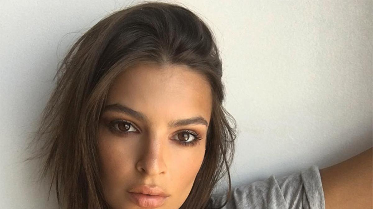 Emily Ratajkowski con top cropped gris