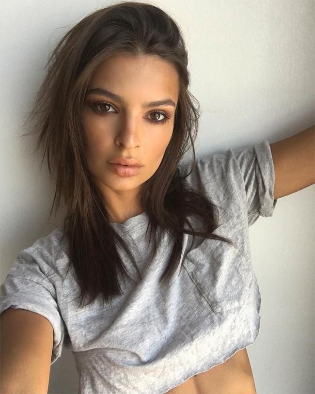 Emily Ratajkowski con top cropped gris