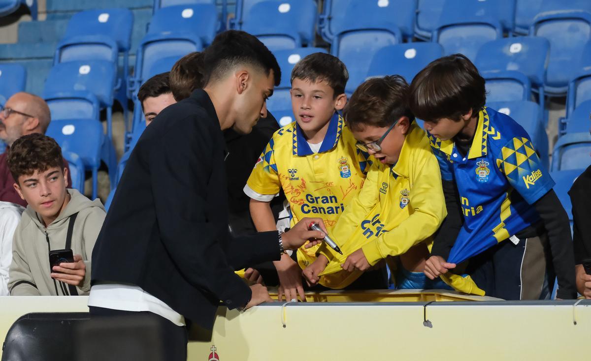 Ale García firma autógrafos a unos niños, ubicados en la grada de Tribuna.