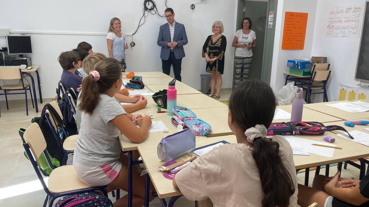 Víctor García durante su visita a las nuevas aulas.