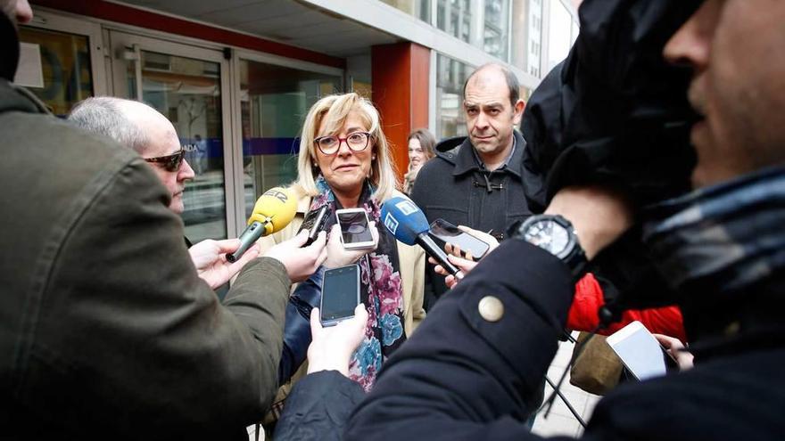 Ana Hevia, junto al líder local de los socialistas, Luis Ramón Fernández Huerga, delante de los Juzgados de Avilés antes del verano.