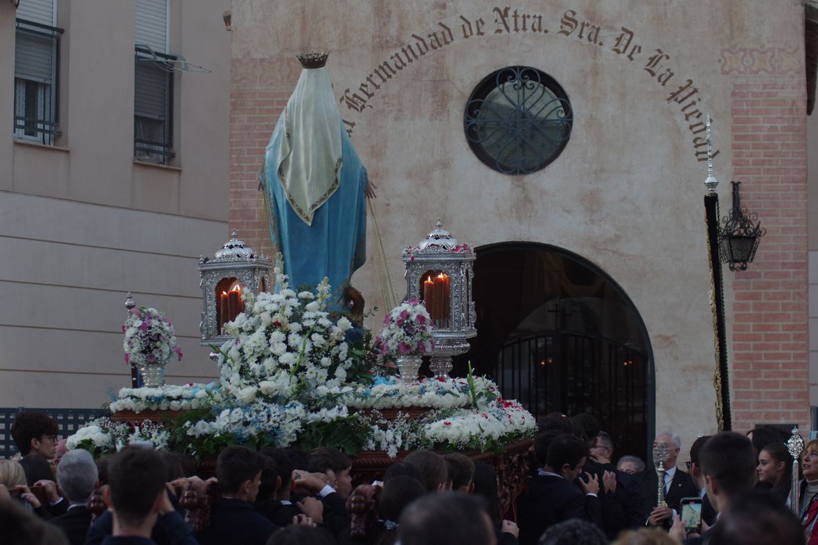 Procesión de la Virgen Milagrosa por El Molinillo con motivo del 160 aniversario del colegio La Goleta