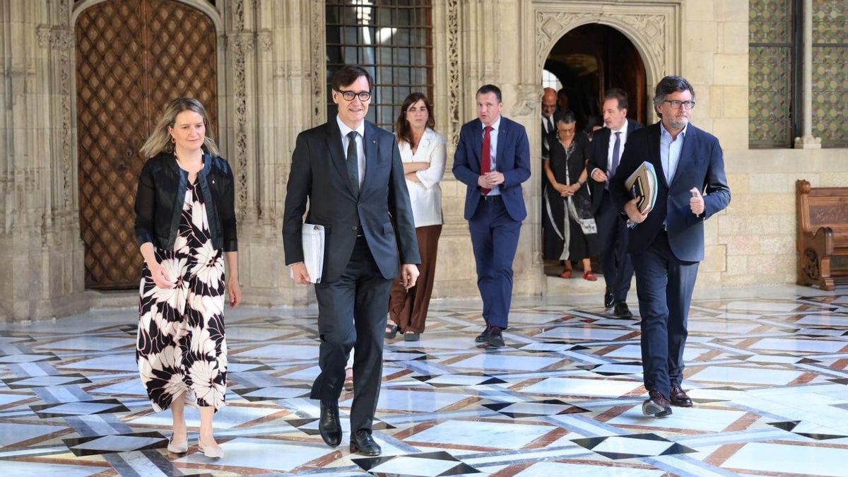El president de la Generalitat, Salvador Illa, encabezando la reunión del Govern de este martes