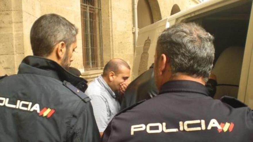 Uno de los arrestados, ayer al mediodía antes de ir a la cárcel.