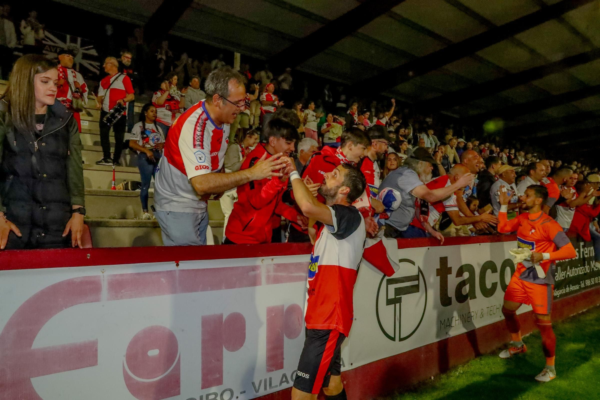 A Lomba vive una fiesta del fútbol con final feliz para el Arosa ante la UD Ourense (3-0)