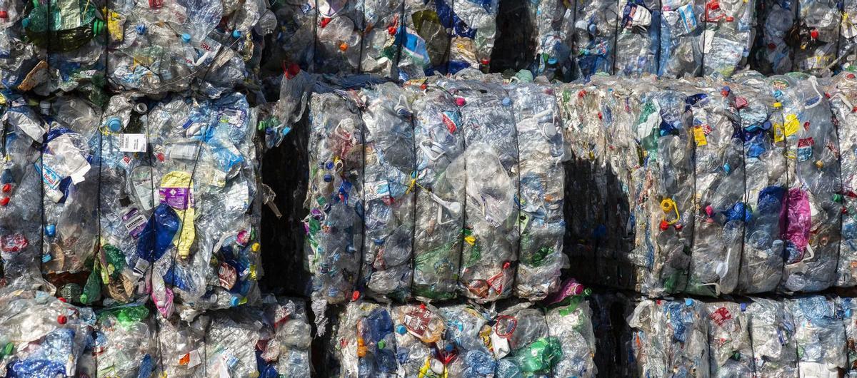 El aumento de recogida selectiva desde 2013 evidencia una mayor conciencia cívica, con un incremento del 118% de reciclaje entre los dos contenedores de recogida selectiva azul y amarillo. | ALEX DOMÍNGUEZ