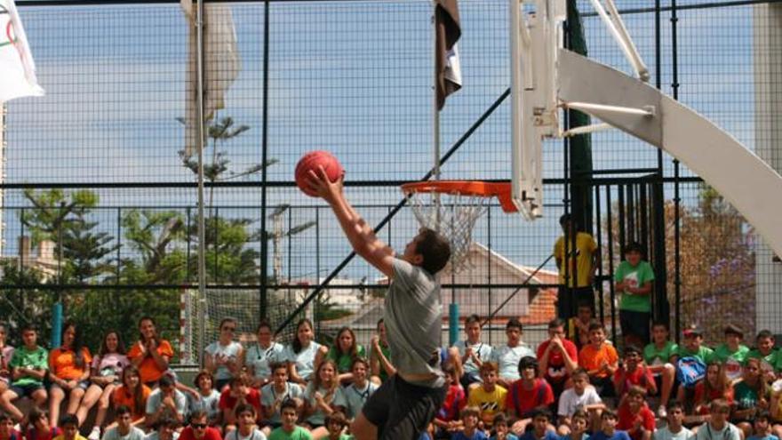 Mate espectacular en la gran final de baloncesto, en el patio del centro. | T.P.