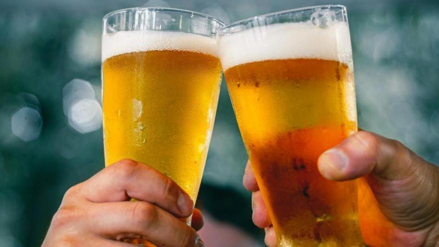 La OCU alerta sobre beber una cerveza con limón