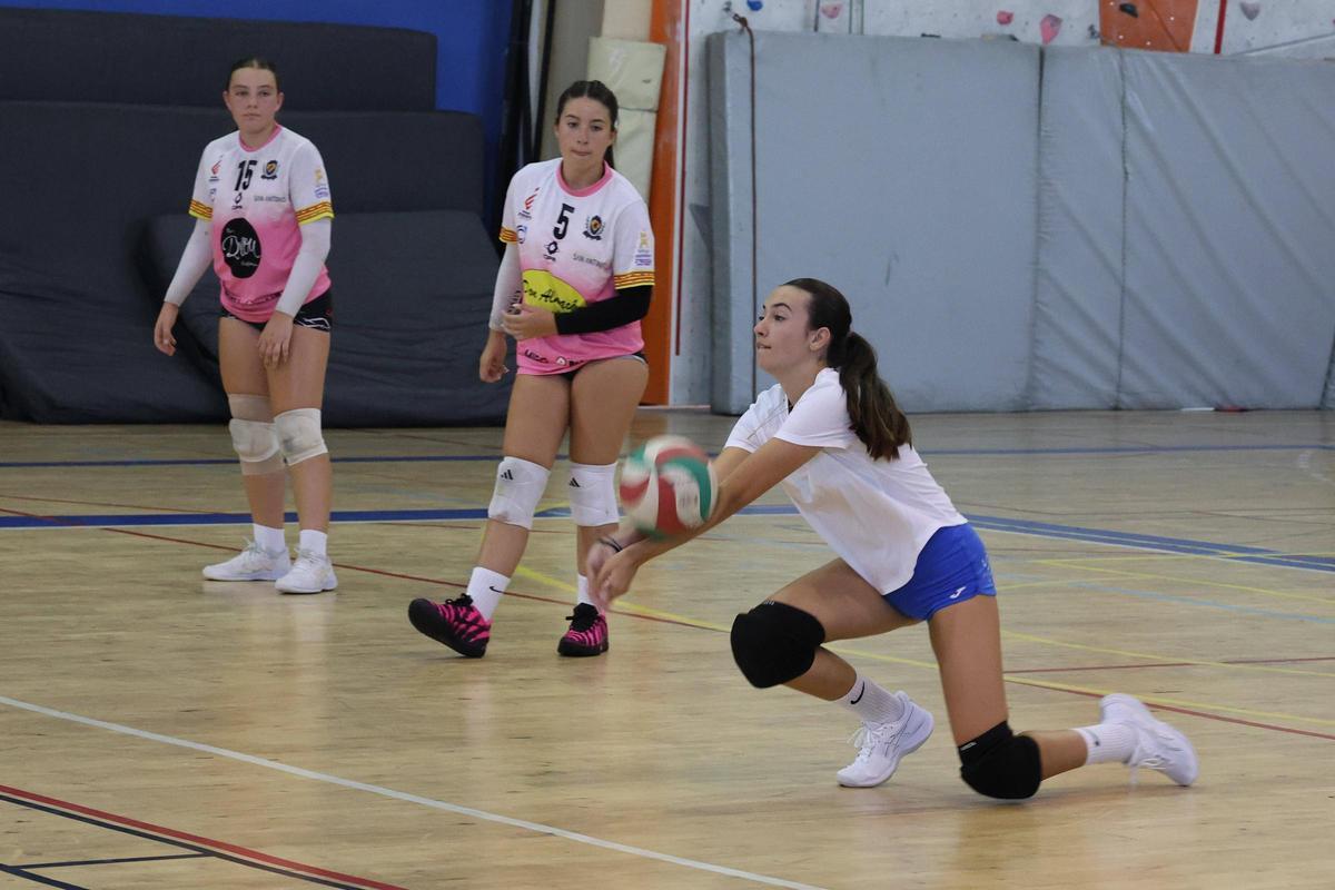 Todas las imágenes de las jornadas de tecnificación de vóley en el Polideportivo Es Viver