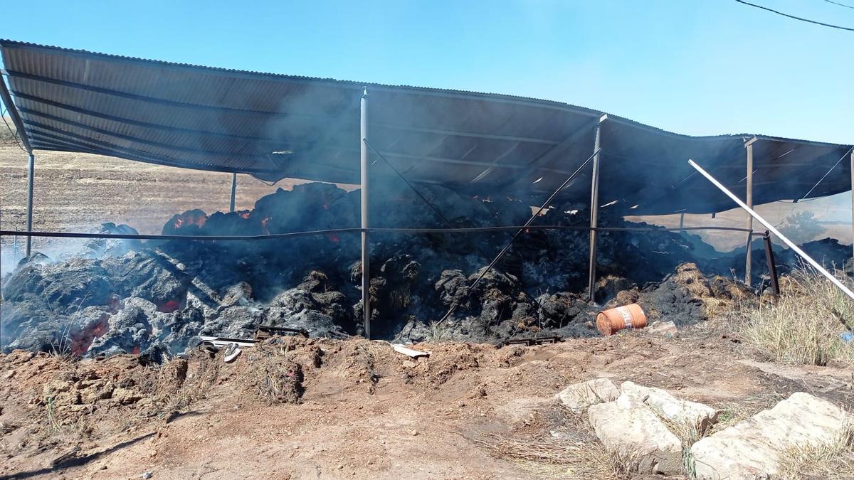 Incendio en una nave de El Maderal