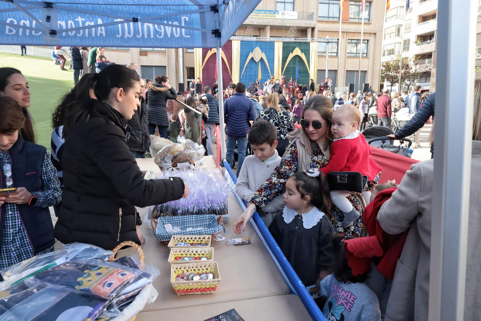 Multitudinaria entrega de las cartas de los niños de Vila-real a los pajes reales