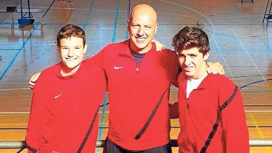 Jaume Triay y Adrián Turmo posan con su técnico en San Sebastián.